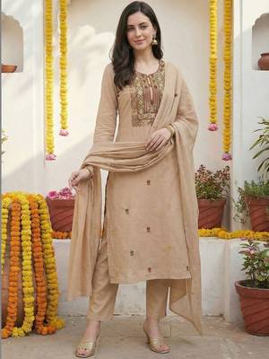 Women Floral Embroidered Regular Thread Work Kurta with Trousers & With Dupatta 3