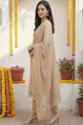 Women Floral Embroidered Regular Thread Work Kurta with Trousers & With Dupatta