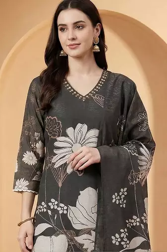 Women Floral Printed Regular Beads and Stones Kurta with Trousers & With Dupatta