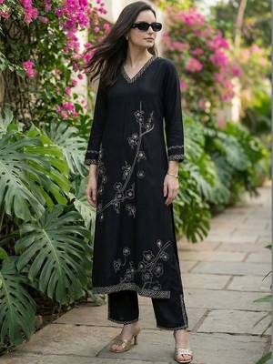 Women Floral Embroidered Regular Thread Work Kurta with Trousers 1