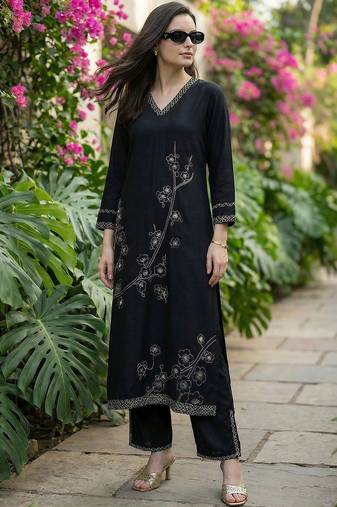 Women Floral Embroidered Regular Thread Work Kurta with Trousers