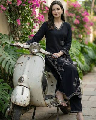 Women Floral Embroidered Regular Thread Work Kurta with Trousers 5