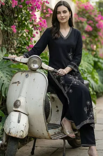 Women Floral Embroidered Regular Thread Work Kurta with Trousers