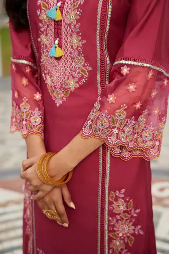 Women Floral Embroidered Regular Thread Work Kurta with Trousers & With Dupatta