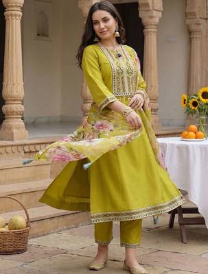 Women Floral Embroidered Regular Thread Work Kurta with Trousers & With Dupatta 1
