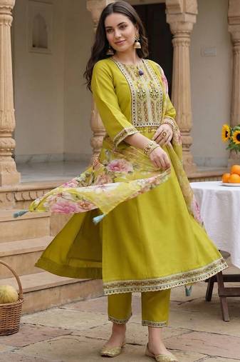 Women Floral Embroidered Regular Thread Work Kurta with Trousers & With Dupatta
