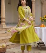 Women Floral Embroidered Regular Thread Work Kurta with Trousers & With Dupatta