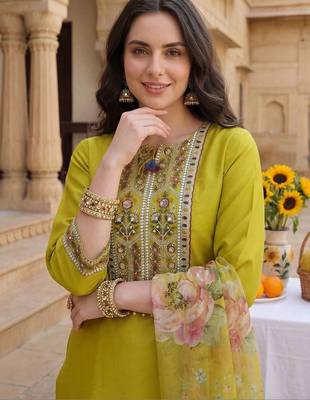 Women Floral Embroidered Regular Thread Work Kurta with Trousers & With Dupatta 2