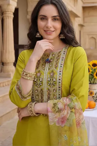 Women Floral Embroidered Regular Thread Work Kurta with Trousers & With Dupatta