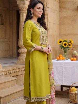 Women Floral Embroidered Regular Thread Work Kurta with Trousers & With Dupatta 3