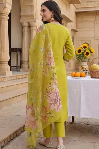 Women Floral Embroidered Regular Thread Work Kurta with Trousers & With Dupatta