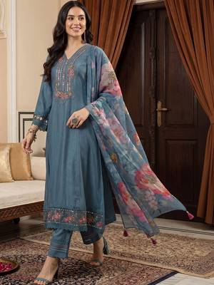 Women Floral Embroidered Regular Thread Work Kurta with Trousers & With Dupatta 1