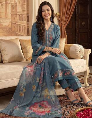 Women Floral Embroidered Regular Thread Work Kurta with Trousers & With Dupatta 2