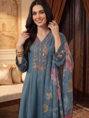Women Floral Embroidered Regular Thread Work Kurta with Trousers & With Dupatta 3