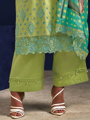 Women Floral Embroidered Regular Thread Work Kurta with Trousers & With Dupatta 4