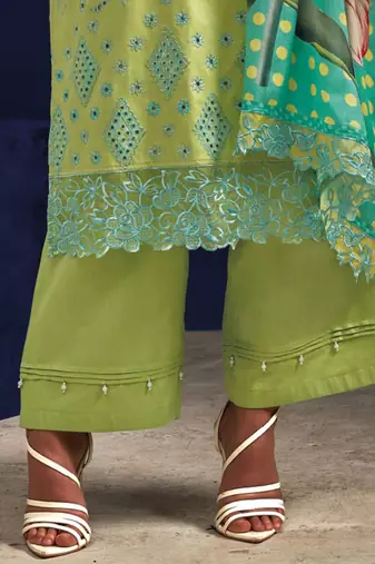 Women Floral Embroidered Regular Thread Work Kurta with Trousers & With Dupatta