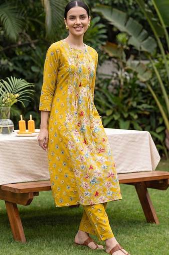 Women Floral Printed Pleated Pure Cotton Kurta with Trousers