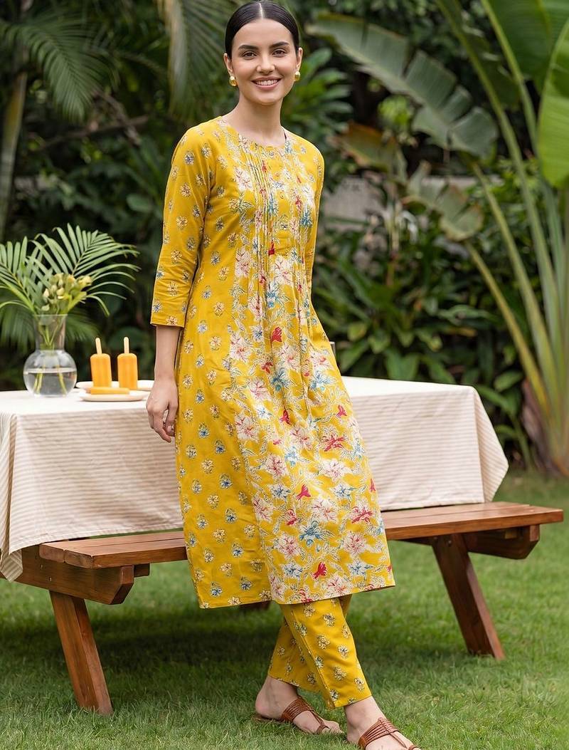 Women Floral Printed Pleated Pure Cotton Kurta with Trousers