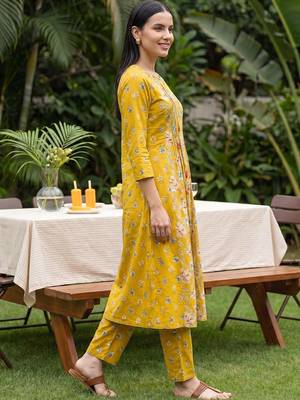 Women Floral Printed Pleated Pure Cotton Kurta with Trousers 4
