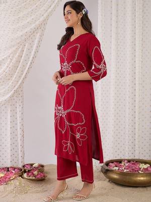 Women Floral Embroidered Regular Thread Work Kurta with Palazzos 6