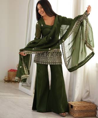 Women ethnic embroidered regular kurta with dupatta 2