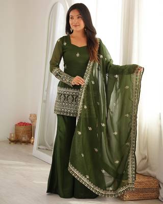 Women ethnic embroidered regular kurta with dupatta 4