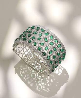 Green stones diamond cut bracelet 1