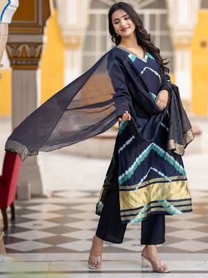 Leheriya Dyed V-Neck Pure Silk Straight Kurta With Trousers & Dupatta 3