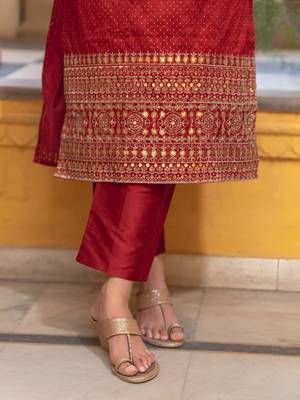 Women Ethnic Motifs Embroidered Square Neck Straight Kurta with Trousers & Dupatta 5