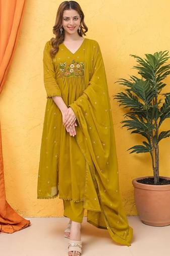Women Floral Embroidered Tiered Thread Work Kurta with Trousers & With Dupatta
