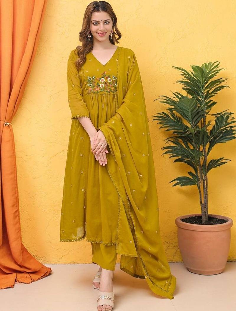 Women Floral Embroidered Tiered Thread Work Kurta with Trousers & With Dupatta