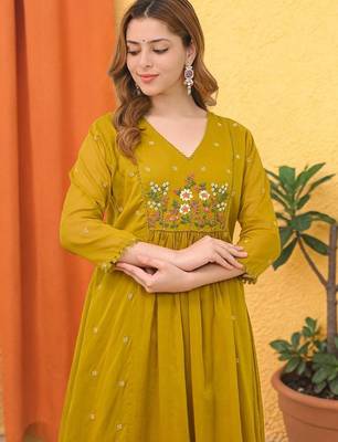 Women Floral Embroidered Tiered Thread Work Kurta with Trousers & With Dupatta 2