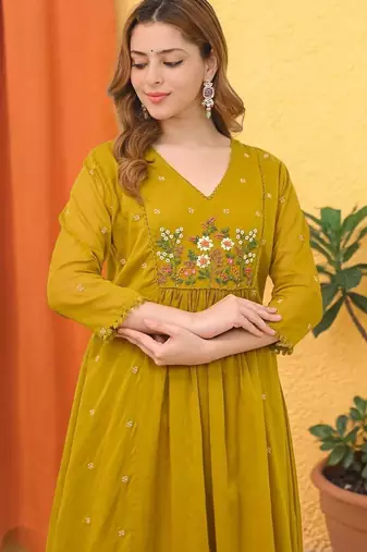 Women Floral Embroidered Tiered Thread Work Kurta with Trousers & With Dupatta