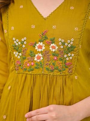Women Floral Embroidered Tiered Thread Work Kurta with Trousers & With Dupatta 3