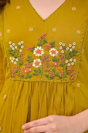 Women Floral Embroidered Tiered Thread Work Kurta with Trousers & With Dupatta