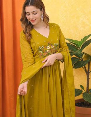 Women Floral Embroidered Tiered Thread Work Kurta with Trousers & With Dupatta 4