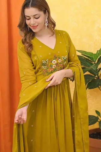 Women Floral Embroidered Tiered Thread Work Kurta with Trousers & With Dupatta