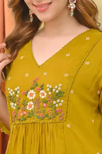 Women Floral Embroidered Tiered Thread Work Kurta with Trousers & With Dupatta