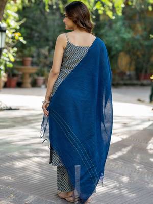 Women Printed Regular Kurta with Trousers & With Dupatta 4