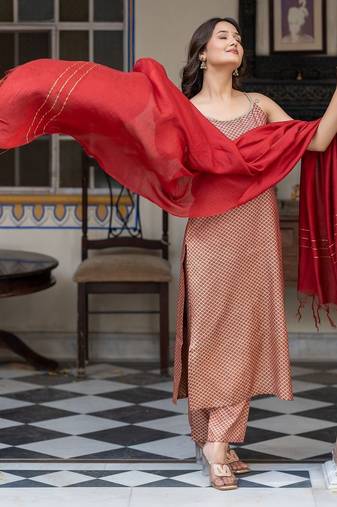 Women Printed Regular Kurta with Trousers & With Dupatta