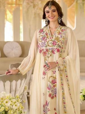 Women Floral Embroidered Regular Thread Work Kurta with Trousers & With Dupatta 2