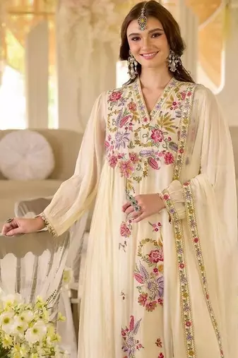 Women Floral Embroidered Regular Thread Work Kurta with Trousers & With Dupatta