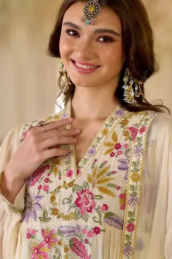 Women Floral Embroidered Regular Thread Work Kurta with Trousers & With Dupatta