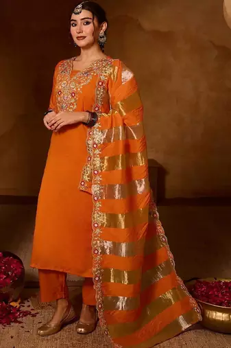 Women Floral Embroidered Regular Thread Work Kurta with Trousers & With Dupatta