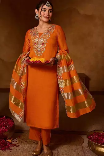 Women Floral Embroidered Regular Thread Work Kurta with Trousers & With Dupatta