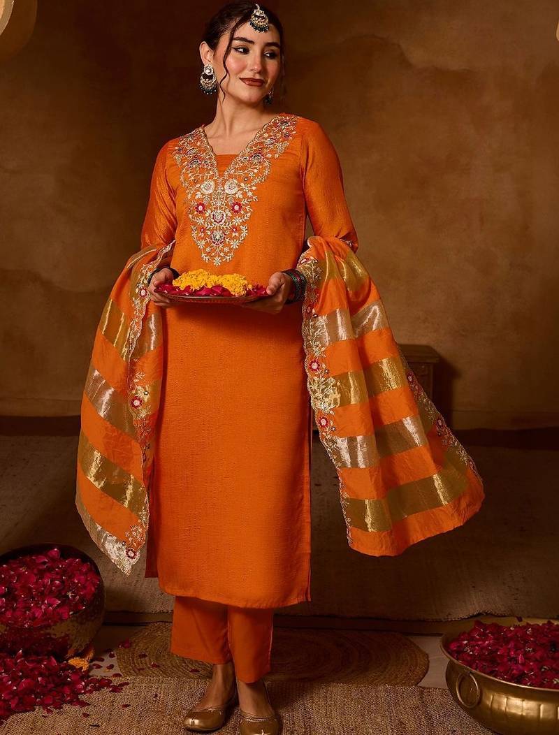 Women Floral Embroidered Regular Thread Work Kurta with Trousers & With Dupatta