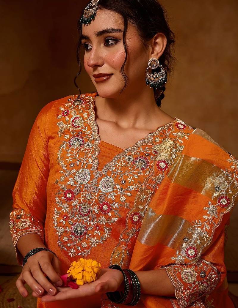 Women Floral Embroidered Regular Thread Work Kurta with Trousers & With Dupatta