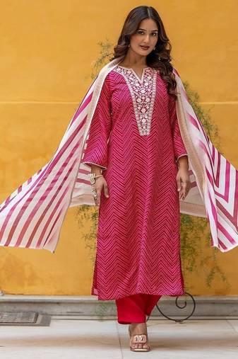 Women Leheriya Dyed Regular Thread Work Kurta with Trousers & With Dupatta