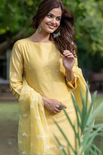 Women Ethnic Motifs Embroidered Regular Thread Work Chanderi Silk Kurta with Trousers & With Dupatta