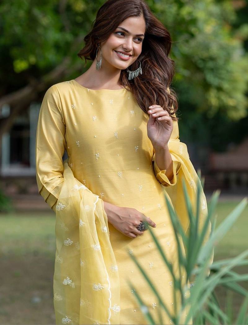 Women Ethnic Motifs Embroidered Regular Thread Work Chanderi Silk Kurta with Trousers & With Dupatta